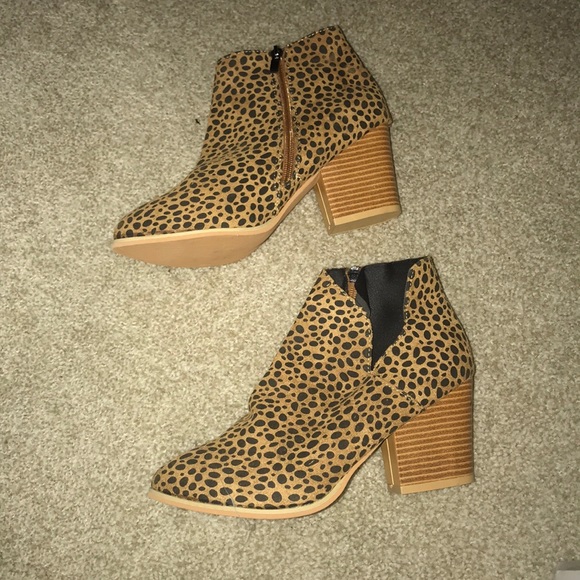 Gorgeous slit vegan suede leopard ankle boots - Picture 4 of 4